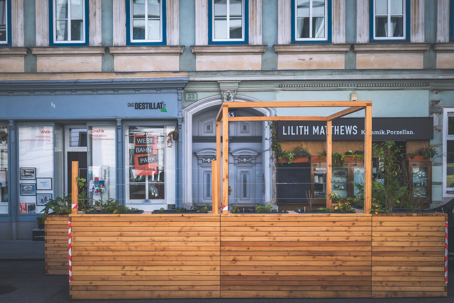 Auslage vom Geschäftlokal "Das Destillat" in der Goldschlagstr. 33